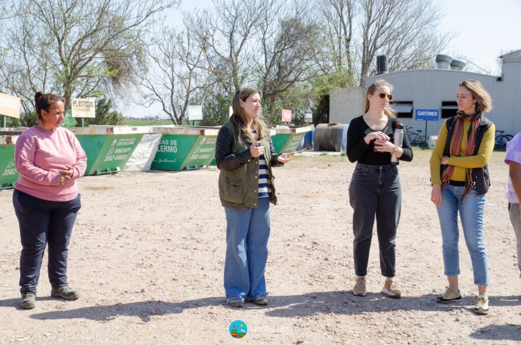 alumnos y docentes de Arrufó visitando la planta de reciclado

